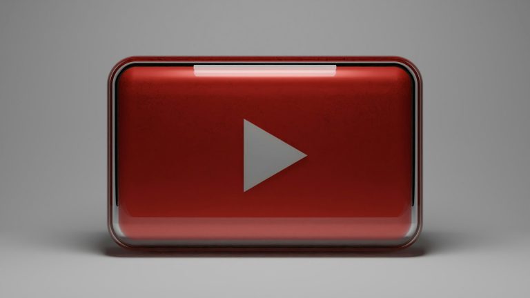 „YouTube“ derasi su muzikos įrašų kompanijomis dėl AI muzikos sandorio