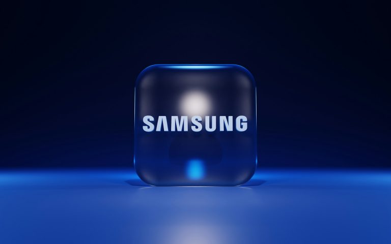 Samsung šaiposi iš Apple: „Vis dar laukiame, kol iPhone sulenks“