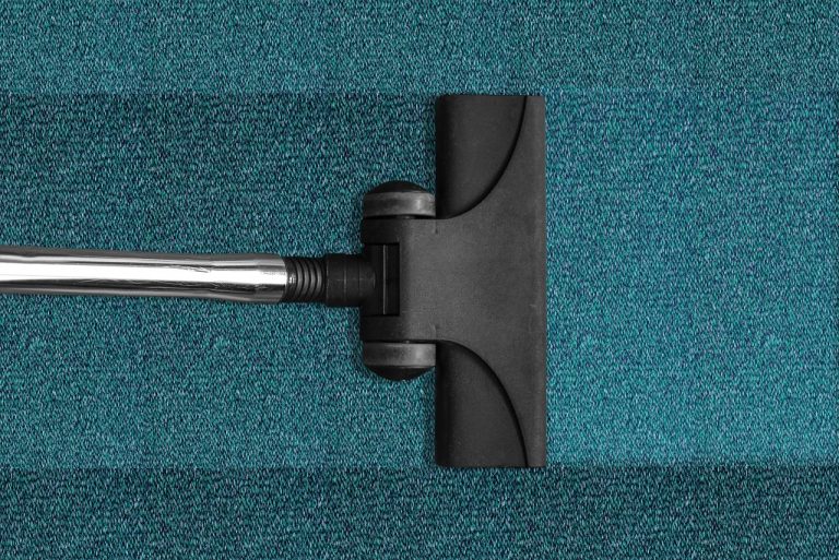 Dyson pristatė ploniausią belaidį dulkių siurblį – vos storesnį už plaukų džiovintuvą