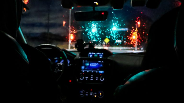 Šviesos Kalba: Nuo Praktiško Pranešimo Automobilyje iki Vaizdo Spektaklio Svetainėje